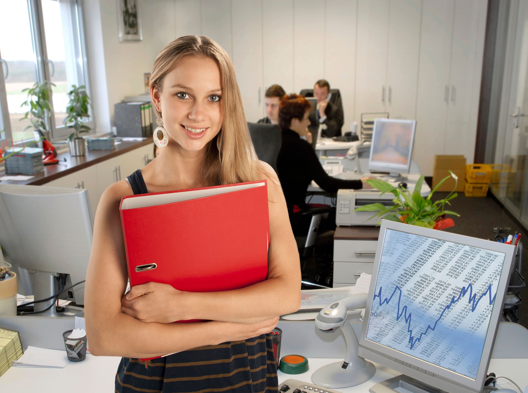 Junge Mitarbeiterin im Büro